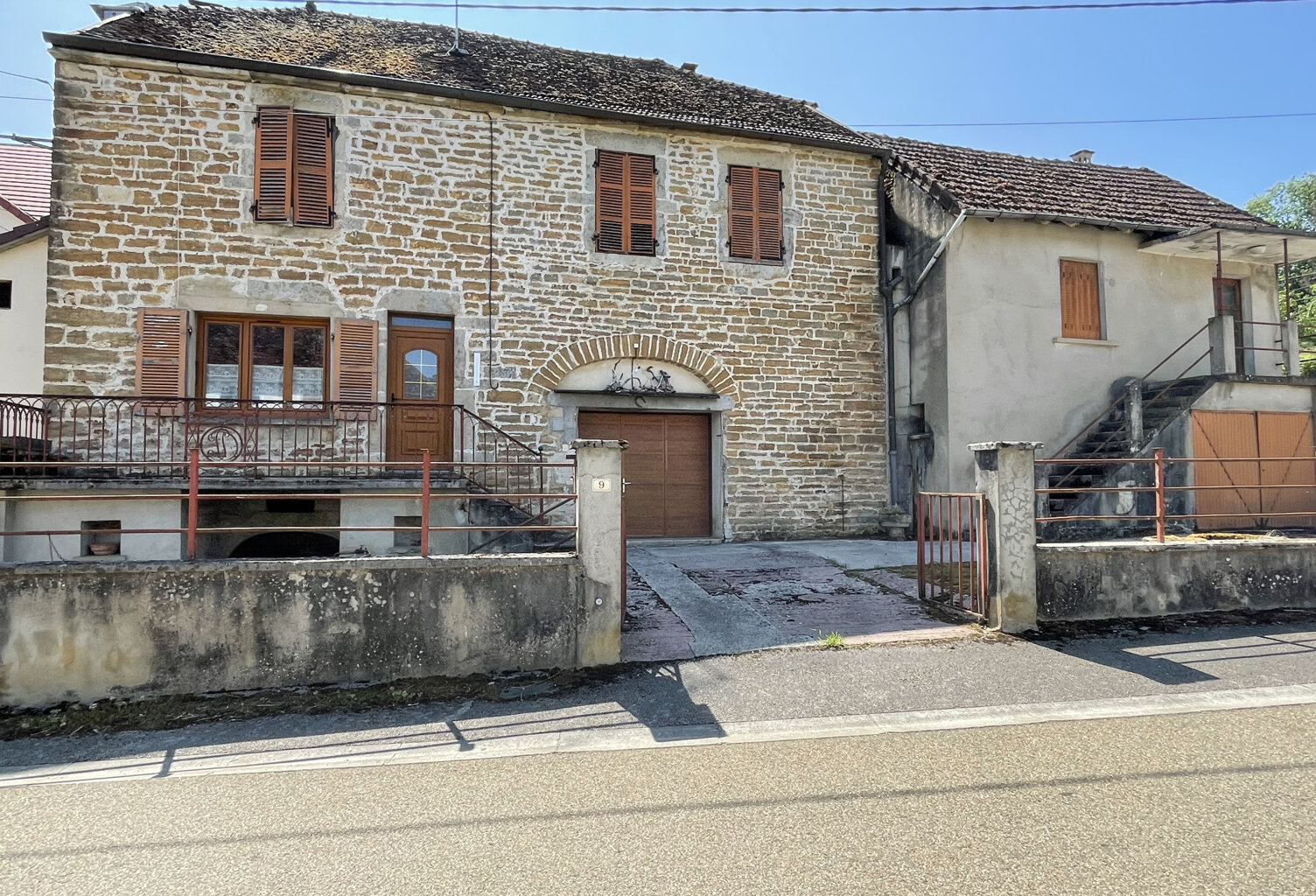 Ensemble immobilier à rénover proche de Sellières ! — photo 1
