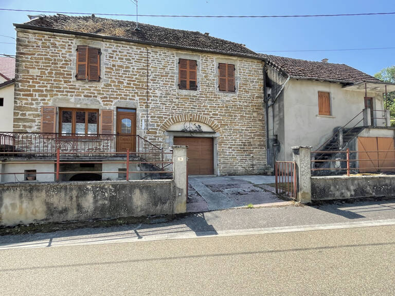 Ensemble immobilier à rénover proche de Sellières ! — photo 1