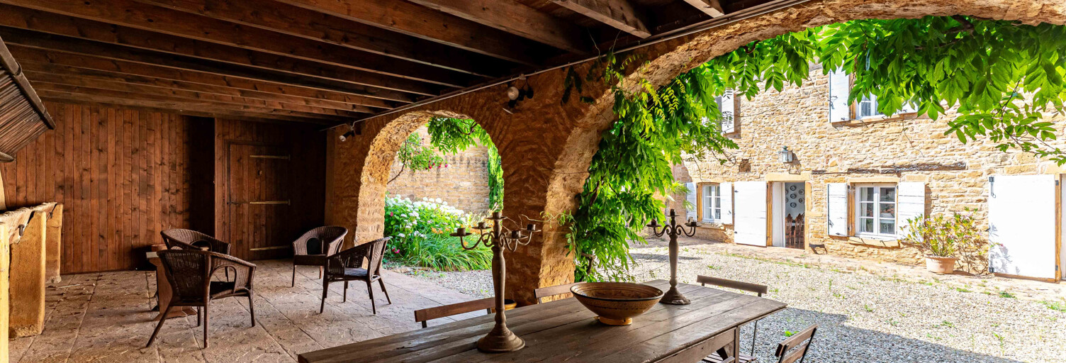 Maison 10 Pièces 360 m² à vendre à Porte des Pierres Dorées (69400)