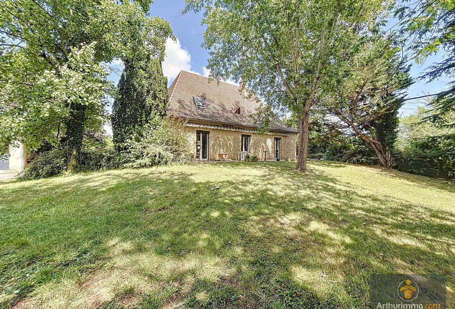 DEMEURE + MAISON DE GARDIEN + PISCINE — photo 1