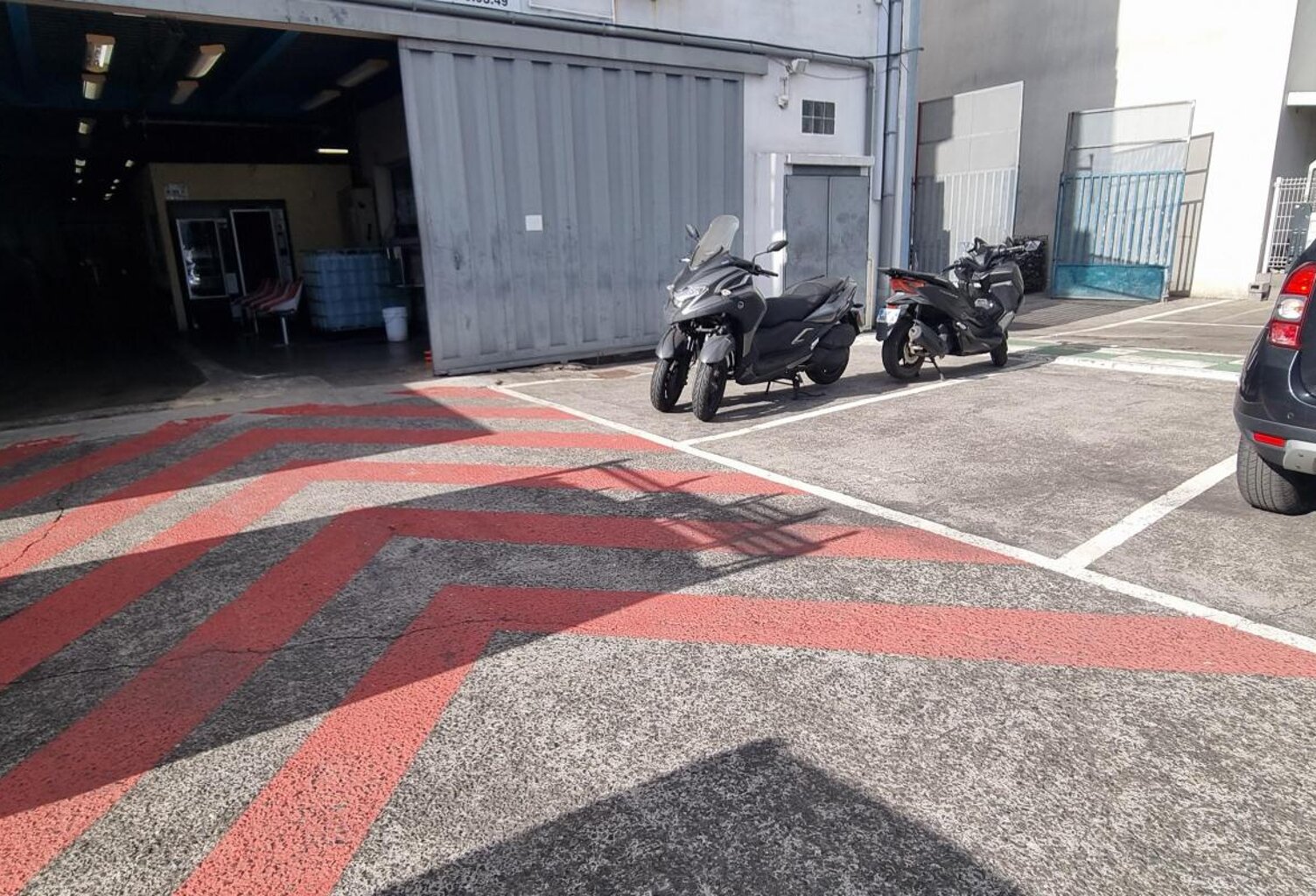 A LOUER ENTREPOT DE 1500M² LE PORT — photo 1