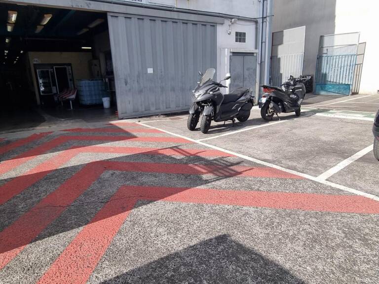A LOUER ENTREPOT DE 1500M² LE PORT — photo 1