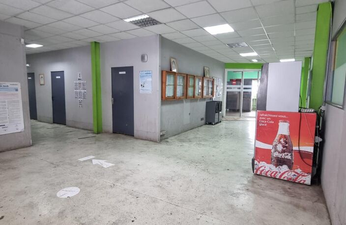 A LOUER ENTREPOT DE 1500M² LE PORT — photo 3