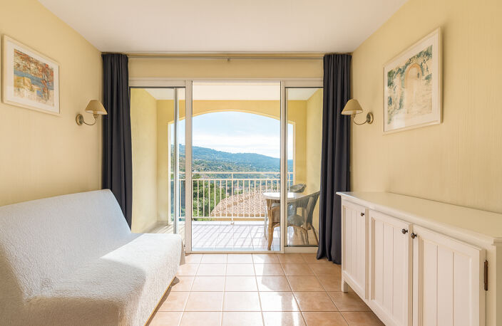 À VENDRE APPARTEMENT T2 VUE MER ET TERRASSE PLACE DE PARKING PRIVATIVE PISCINE, AUX ISSAMBRES — photo 4