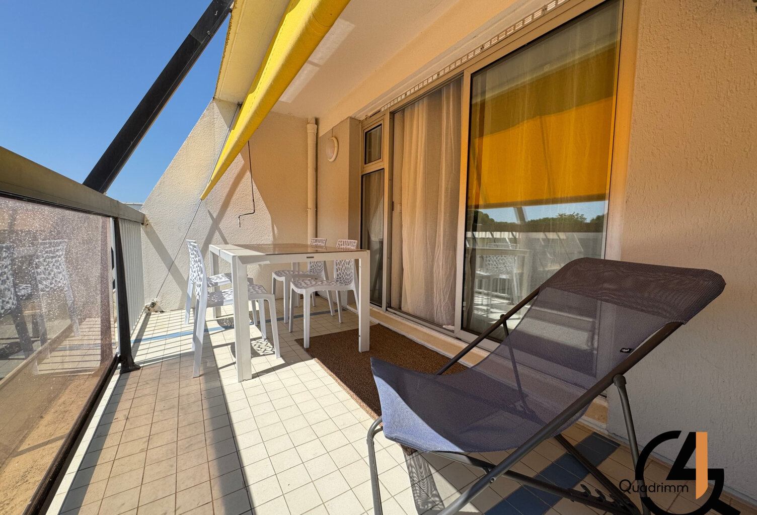 Studio avec cabine fermée, terrasse et parking — photo 1