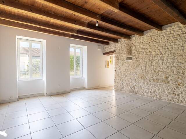 Maison en pierre de 5 pièces principales — photo du bien