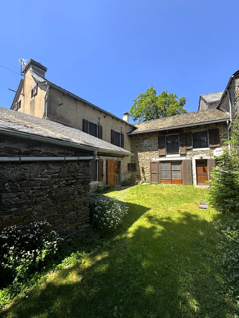Villa / Maison  T9 à vendre Salles-Curan 12410