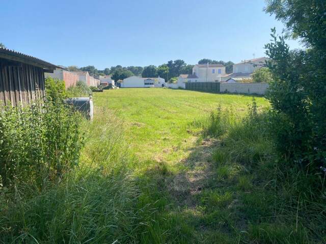 Terrain à vendre – Le Grand Village Plage - 585 m² — photo du bien