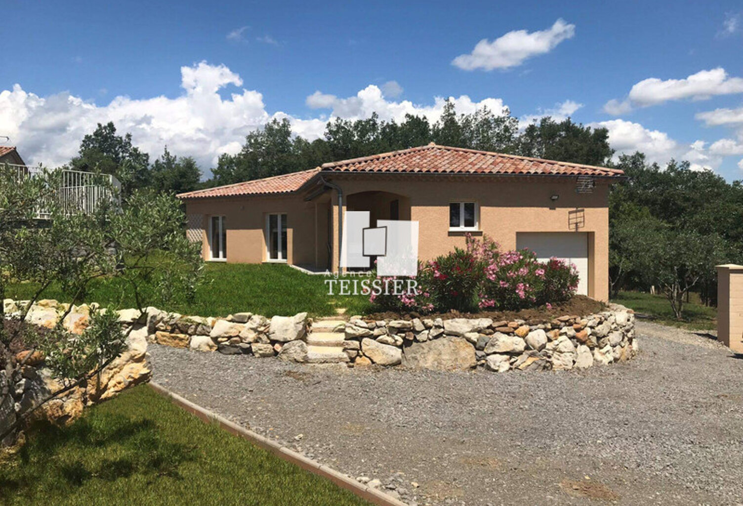Villa — photo 1