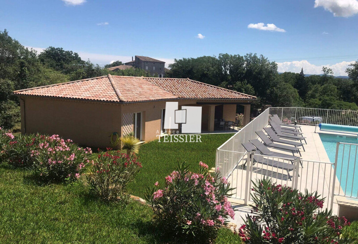 Villa — photo 1
