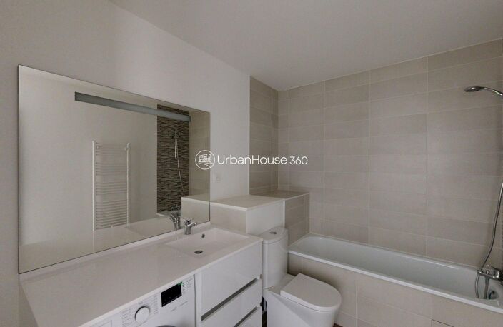 GRAND T2 TERRASSE JARDIN AU PIED DU TRAM — photo 4