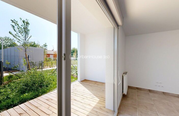 GRAND T2 TERRASSE JARDIN AU PIED DU TRAM — photo 2