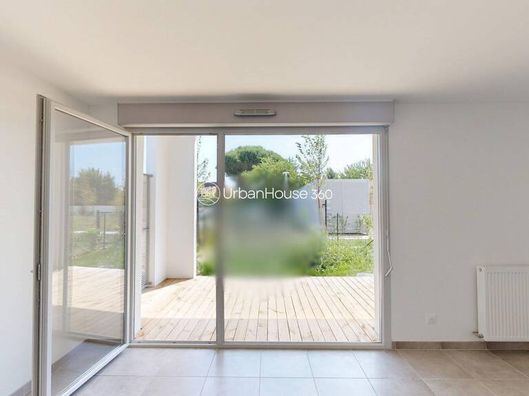 GRAND T2 TERRASSE JARDIN AU PIED DU TRAM — photo 1