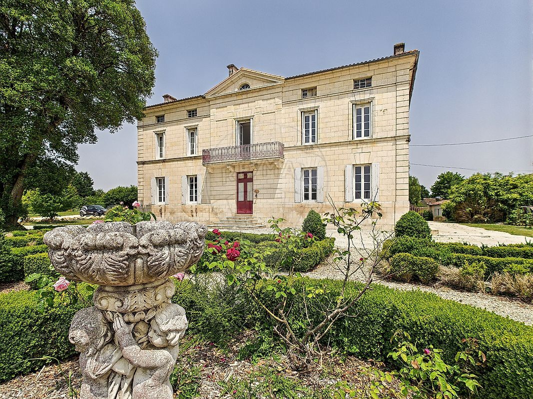 Villa / Maison  T11 à vendre Lorignac 17240