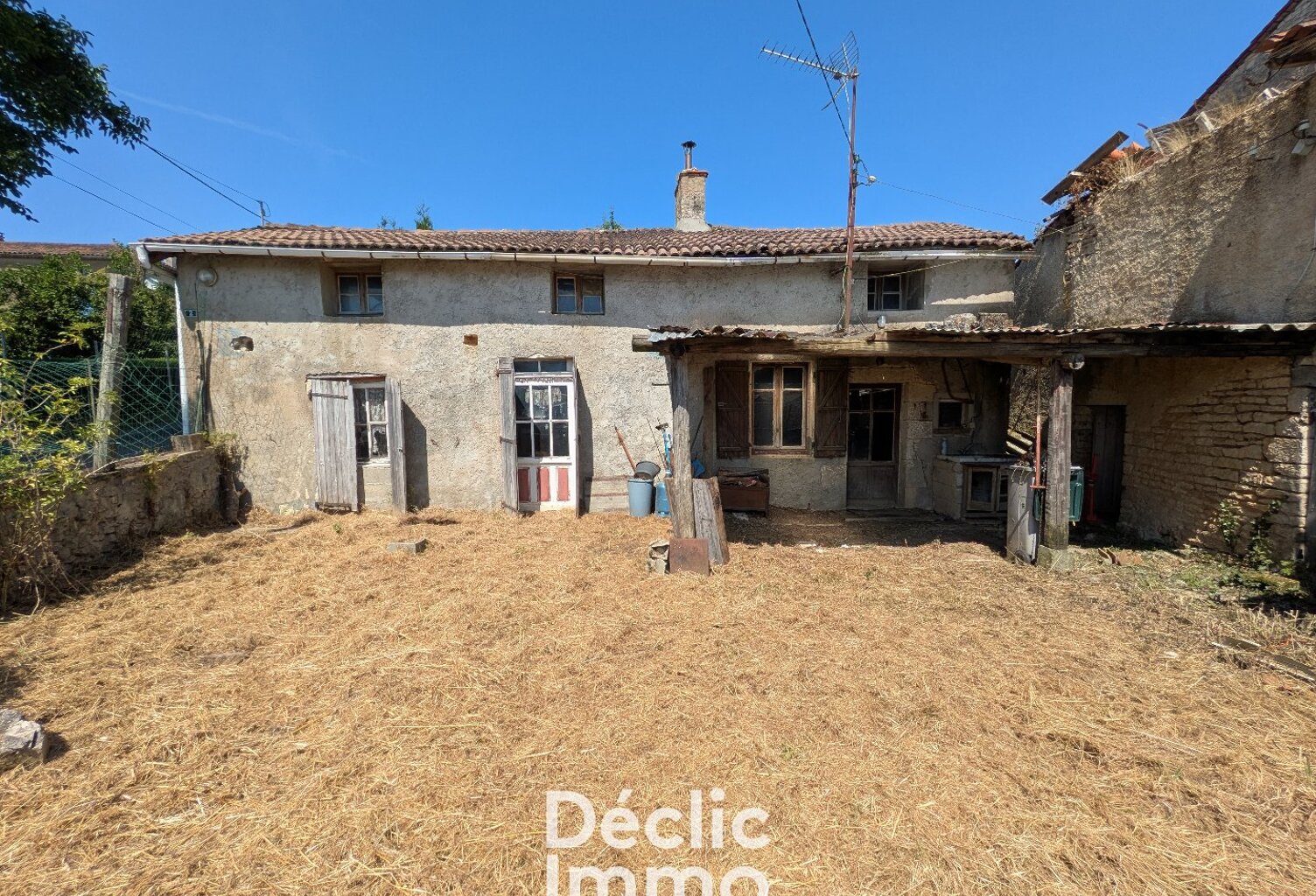 Maison à rénover avec grange  idéalement située à Aunac, proche des commodités — photo 1