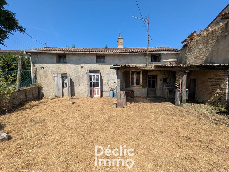 Maison à rénover avec grange  idéalement située à Aunac, proche des commodités — photo 1