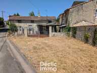 Maison à rénover avec grange  idéalement située à Aunac, proche des commodités — photo 2