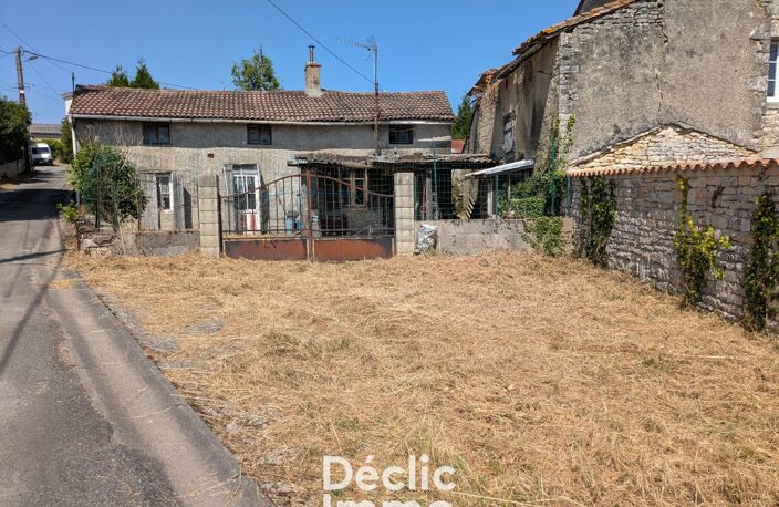 Maison à rénover avec grange  idéalement située à Aunac, proche des commodités — photo 2