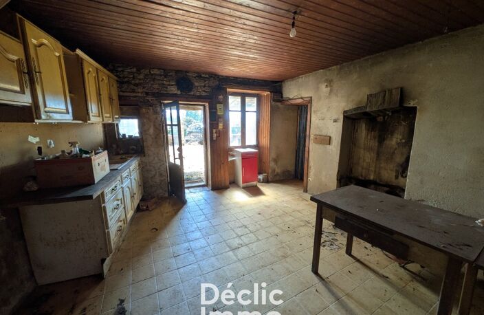 Maison à rénover avec grange  idéalement située à Aunac, proche des commodités — photo 3