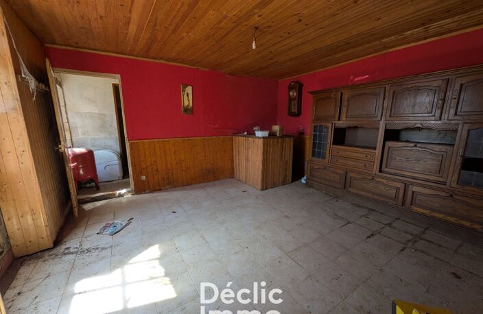 Maison à rénover avec grange  idéalement située à Aunac, proche des commodités — photo 4