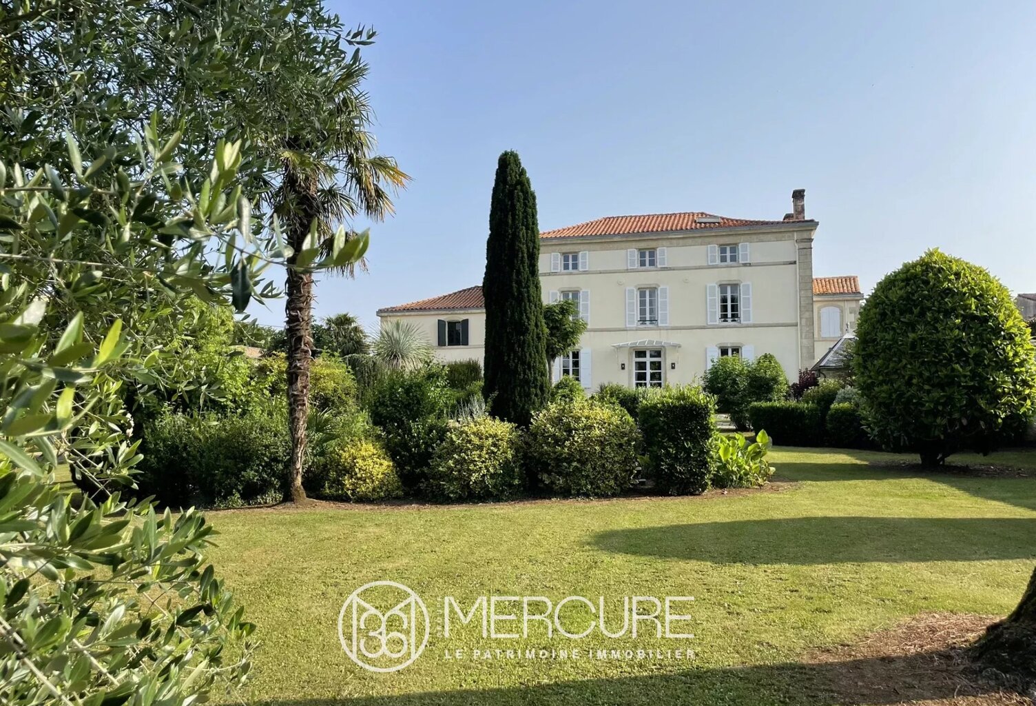 PROPRIETE AVEC DEPENDANCES ET PISCINE — photo 1