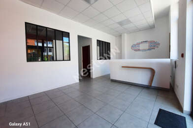 Commerce 4 pièces 780 €