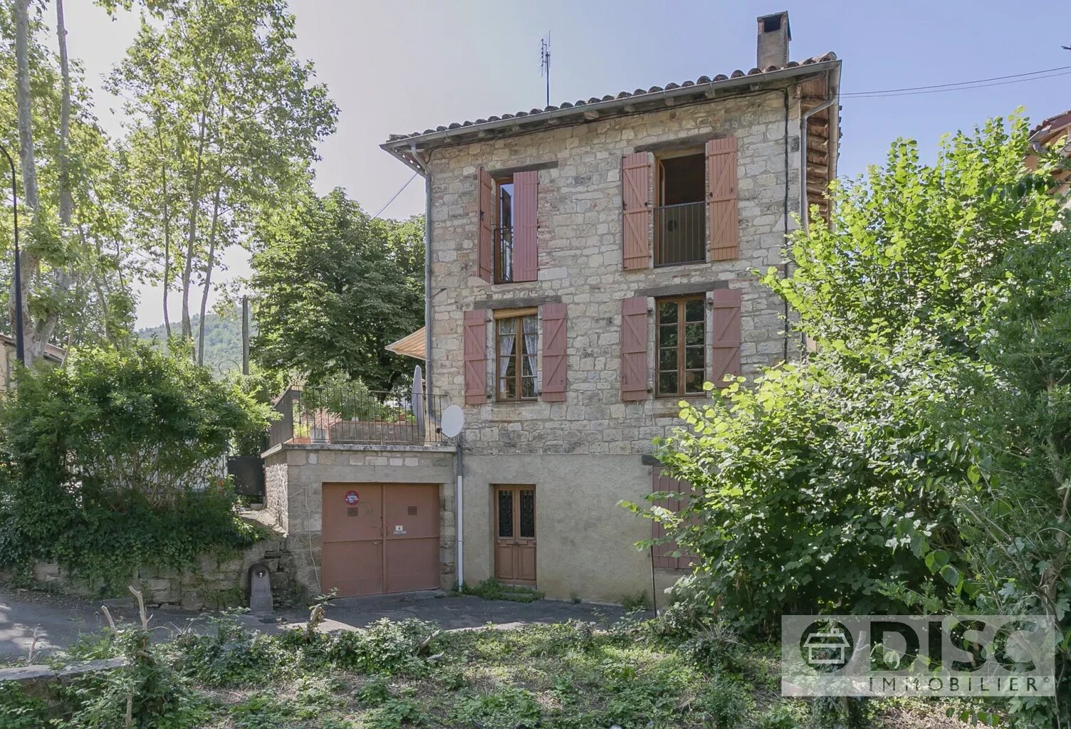 Maison de village donnant sur une belle place. — photo 1