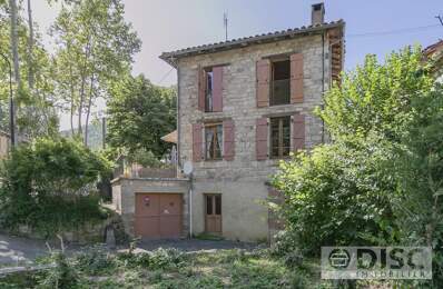 Maison de village donnant sur une belle place. — photo du bien
