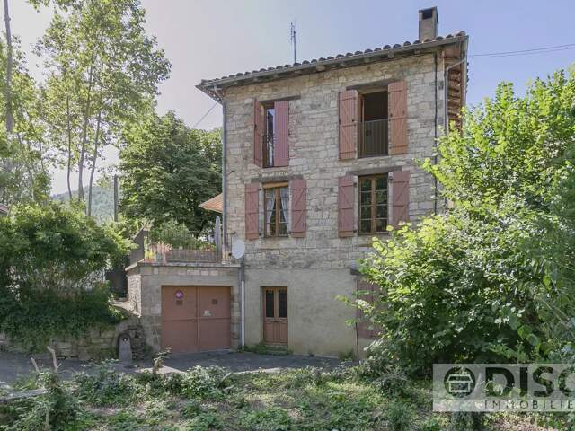 Maison de village donnant sur une belle place. — photo du bien