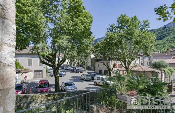 Maison de village donnant sur une belle place. — photo 2