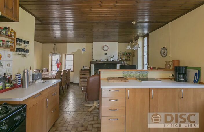 Maison de village donnant sur une belle place. — photo 3