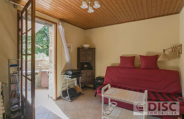 Maison de village donnant sur une belle place. — photo 5