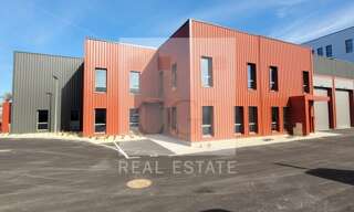 Commerce  460 m² à louer à Chassieu (69680)