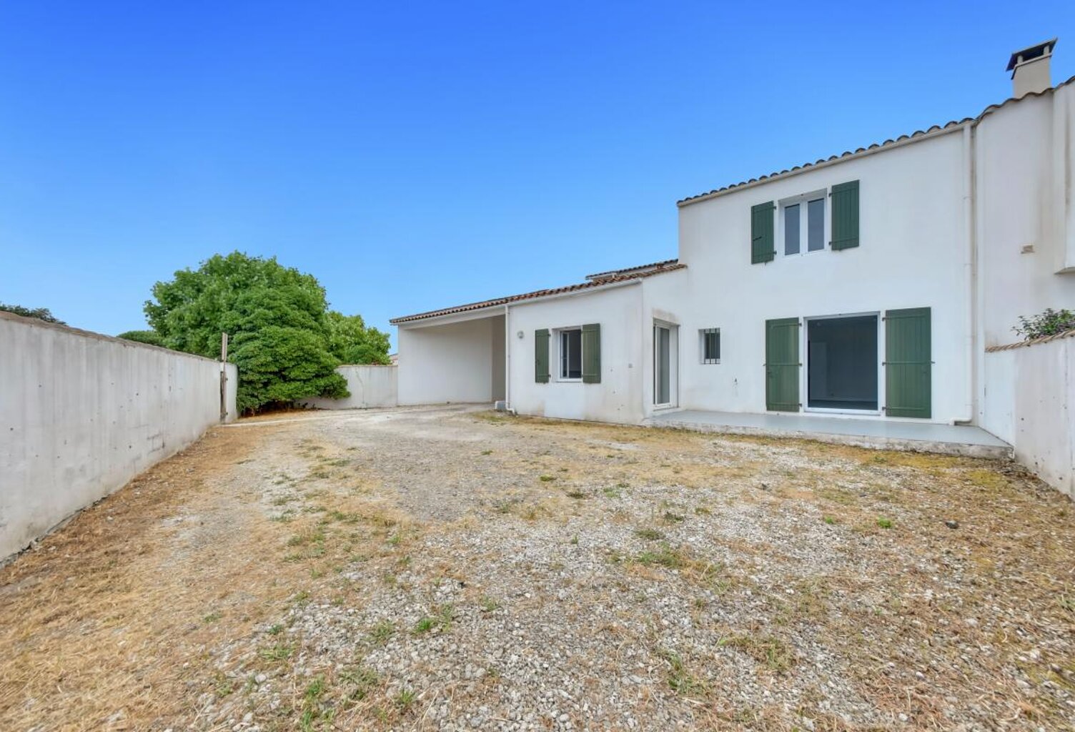 Ensemble immobilier proche centre historique St Martin de Ré — photo 1