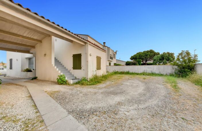 Ensemble immobilier proche centre historique St Martin de Ré — photo 2