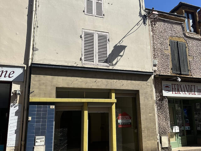 Maison de ville proche commerces, à rénover. — photo du bien
