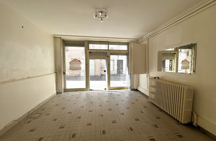 Maison de ville proche commerces, à rénover. — photo 2