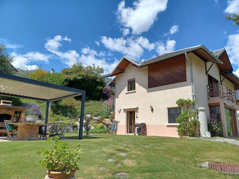SUR LES PETITES HAUTEURS DE SAINT JEAN DE MAURIENNE Superbe vue panoramique et ensoleillée sur les massifs environnants Très belle maison 155 m2 + Balcon + Terrasse avec pergola bio-climatique sur agréable terrain 1.095 m2  — photo 1
