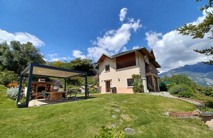 SUR LES PETITES HAUTEURS DE SAINT JEAN DE MAURIENNE Superbe vue panoramique et ensoleillée sur les massifs environnants Très belle maison 155 m2 + Balcon + Terrasse avec pergola bio-climatique sur agréable terrain 1.095 m2  — photo 3
