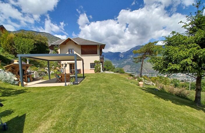 SUR LES PETITES HAUTEURS DE SAINT JEAN DE MAURIENNE Superbe vue panoramique et ensoleillée sur les massifs environnants Très belle maison 155 m2 + Balcon + Terrasse avec pergola bio-climatique sur agréable terrain 1.095 m2  — photo 4