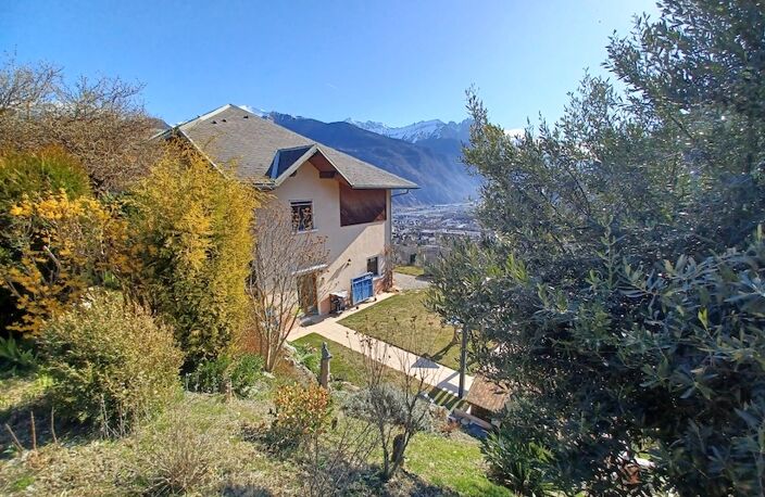 SUR LES PETITES HAUTEURS DE SAINT JEAN DE MAURIENNE Superbe vue panoramique et ensoleillée sur les massifs environnants Très belle maison 155 m2 + Balcon + Terrasse avec pergola bio-climatique sur agréable terrain 1.095 m2  — photo 5