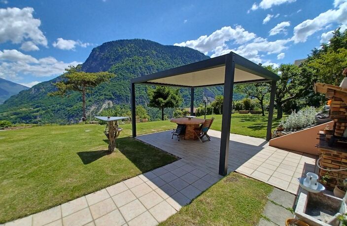 SUR LES PETITES HAUTEURS DE SAINT JEAN DE MAURIENNE Superbe vue panoramique et ensoleillée sur les massifs environnants Très belle maison 155 m2 + Balcon + Terrasse avec pergola bio-climatique sur agréable terrain 1.095 m2  — photo 2