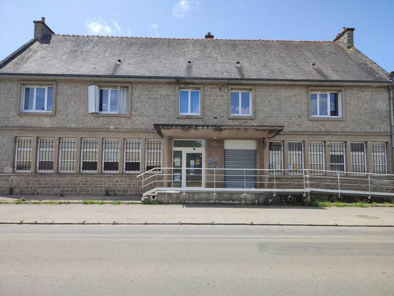 SOUS OFFRE -  EVRAN  IMMEUBLE AVEC LOCAUX COMMERCIAUX ET DEUX APPARTEMENTS ANCIENNEMENT LA POSTE — photo 1