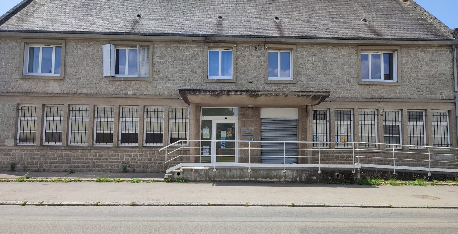 SOUS OFFRE -  EVRAN  IMMEUBLE AVEC LOCAUX COMMERCIAUX ET DEUX APPARTEMENTS ANCIENNEMENT LA POSTE — photo 1