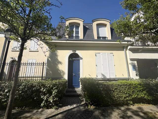 À VENDRE – Charmante Maison de Ville avec Jardin et Terrasse — photo du bien