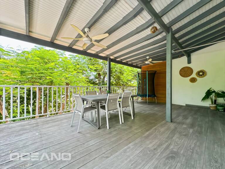 Maison chaleureuse avec mezzanine et spacieuse terrasse – Baie Orientale — photo 1