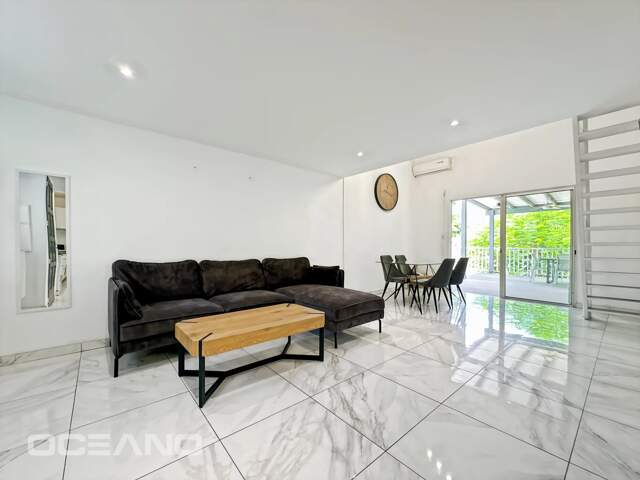Maison chaleureuse avec mezzanine et spacieuse terrasse – Baie Orientale — photo du bien
