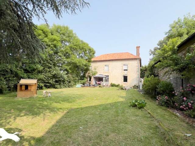 Maison en pierre de 7 pièces principales — photo du bien