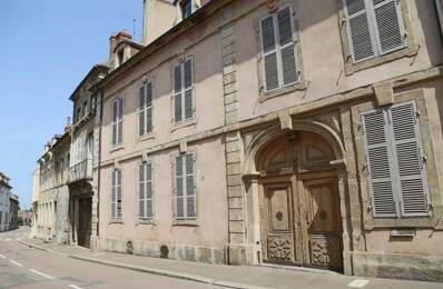 Hôtel particulier du 18ème siècle ouvrant sur cour fermée — photo du bien