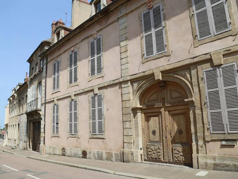 Hôtel particulier du 18ème siècle ouvrant sur cour fermée — photo 1